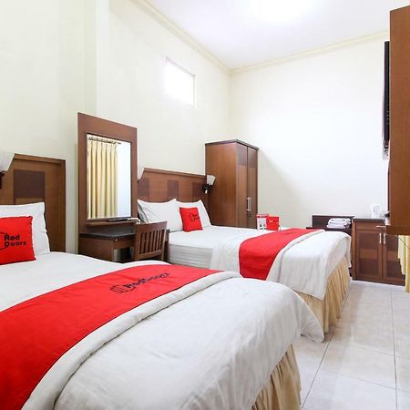 RedDoorz plus @ Tegal Panggung Yogyakarta Exterior foto