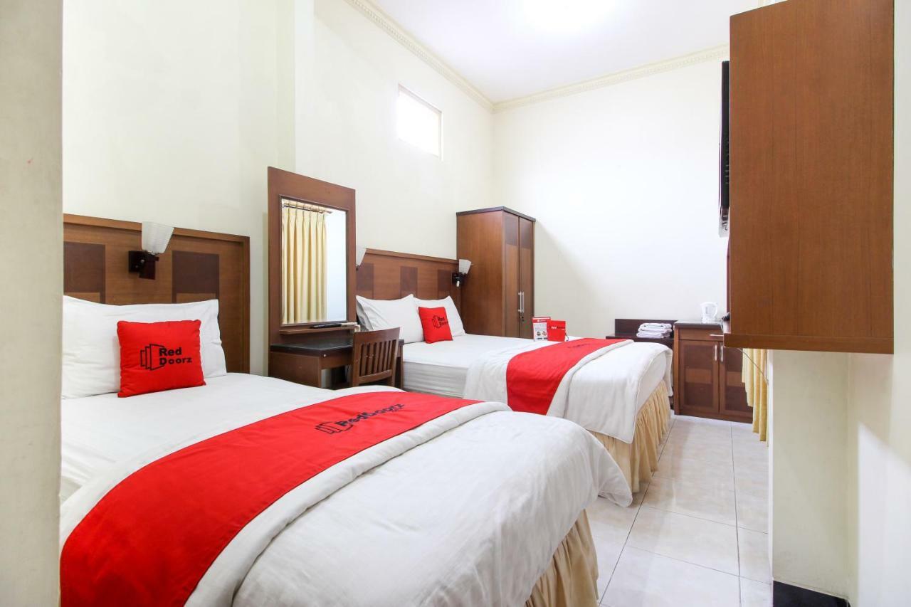 RedDoorz plus @ Tegal Panggung Yogyakarta Exterior foto