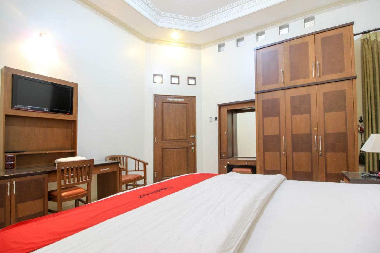 RedDoorz plus @ Tegal Panggung Yogyakarta Exterior foto