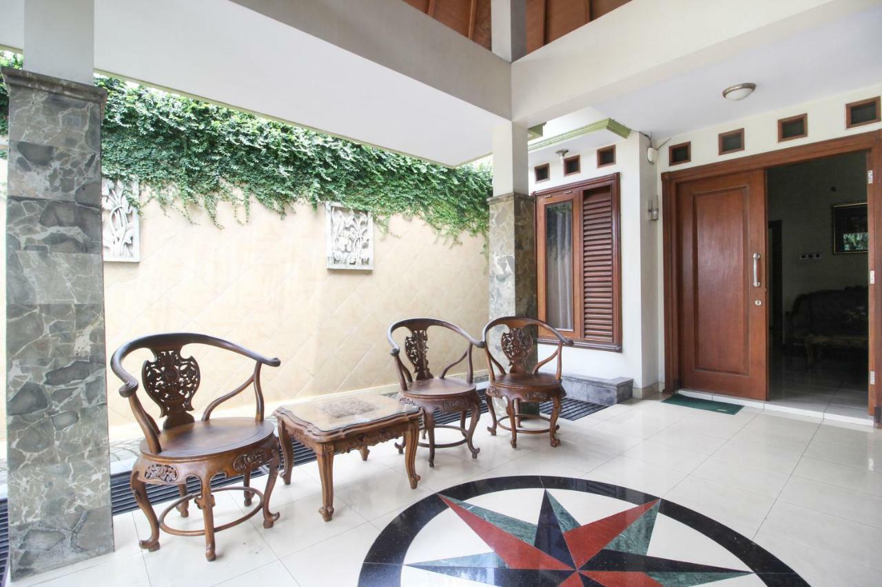 RedDoorz plus @ Tegal Panggung Yogyakarta Exterior foto