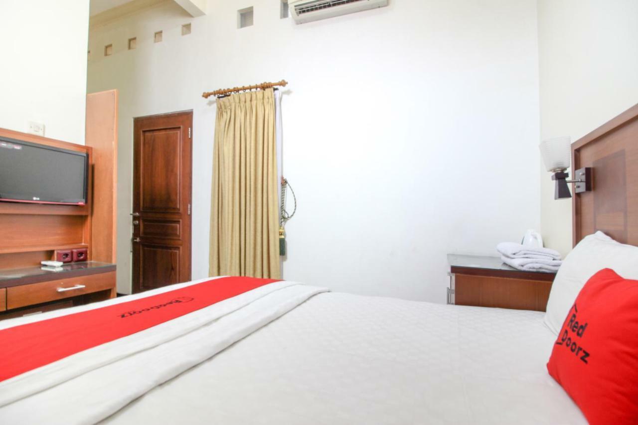 RedDoorz plus @ Tegal Panggung Yogyakarta Exterior foto