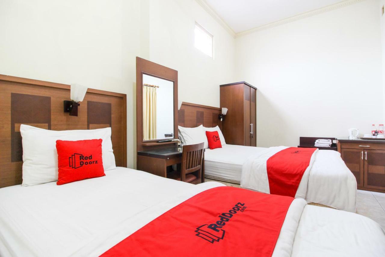 RedDoorz plus @ Tegal Panggung Yogyakarta Exterior foto
