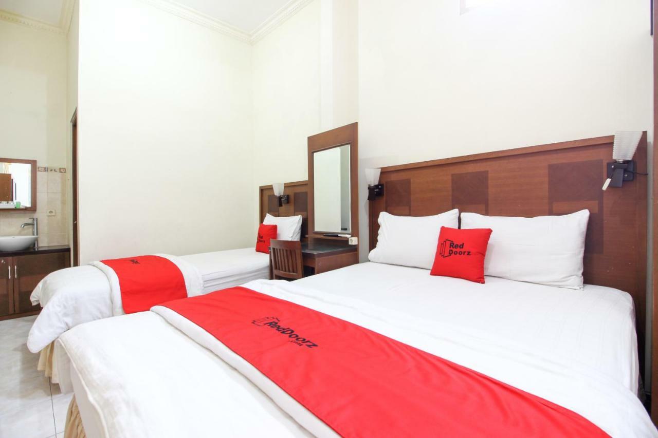 RedDoorz plus @ Tegal Panggung Yogyakarta Exterior foto