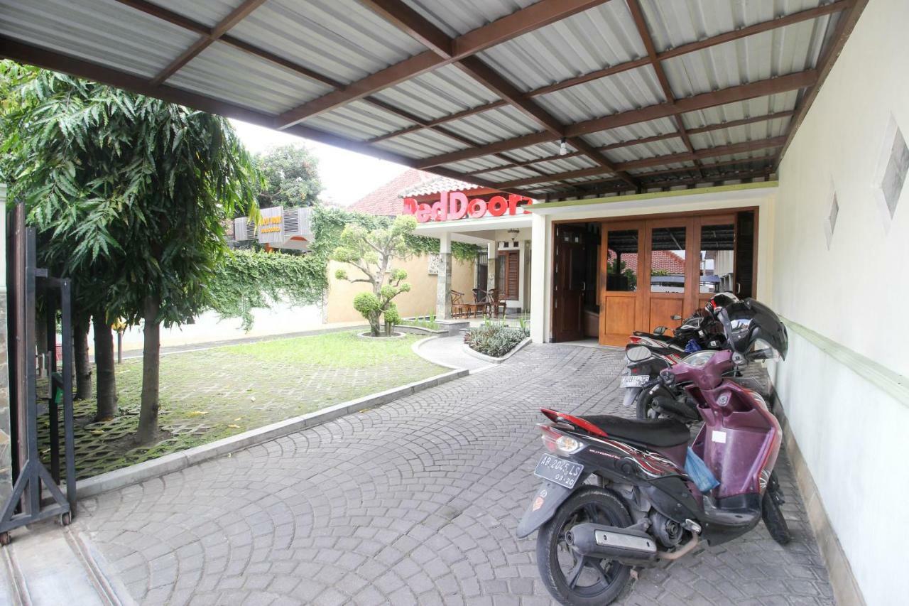 RedDoorz plus @ Tegal Panggung Yogyakarta Exterior foto